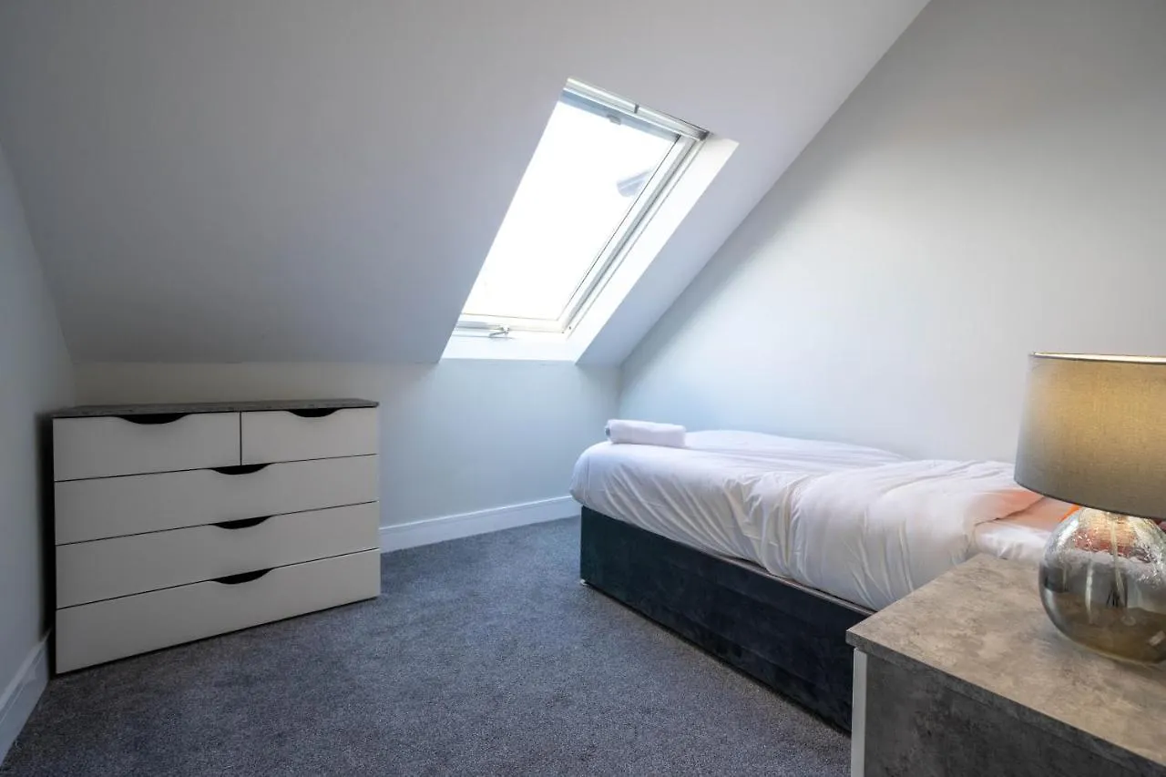 Three Bed Apartment Sleeps 5 In Botanic 贝尔法斯特