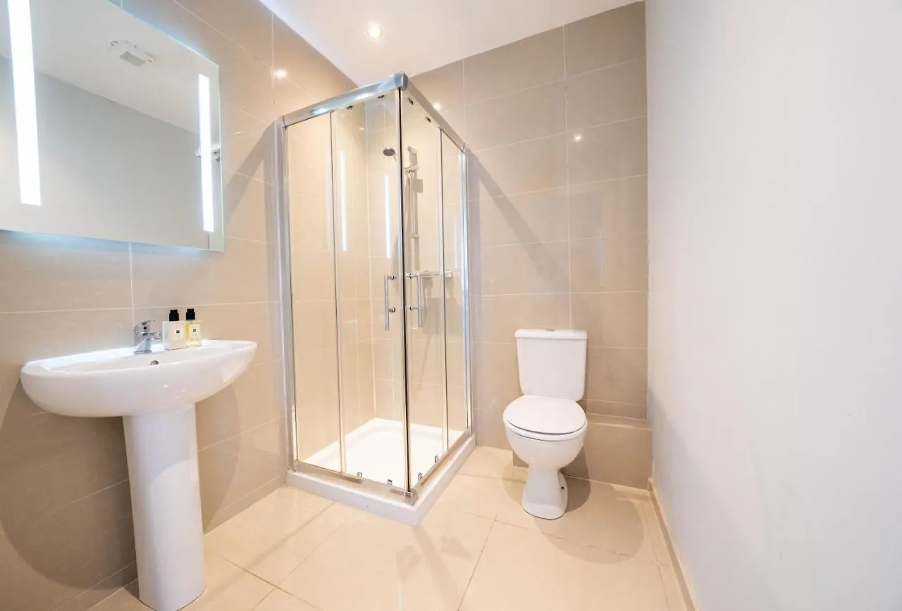 Three Bed Apartment Sleeps 5 In Botanic 贝尔法斯特