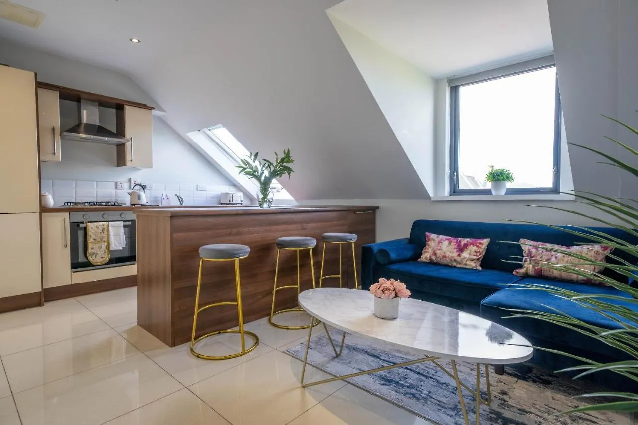 Three Bed Apartment Sleeps 5 In Botanic Belfast 0*,